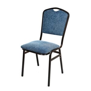 Silla banquetera Versa azul tapizada en tela chenille, estructura metálica apilable