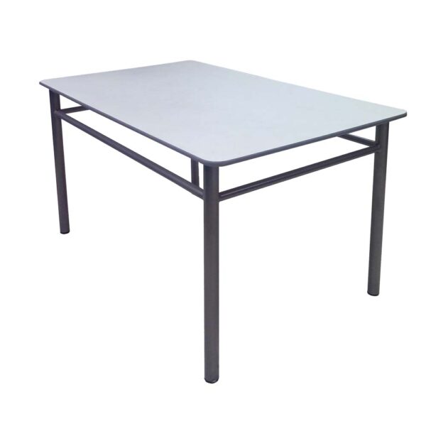 Mesa rectangular blanca con estructura de acero + travezaño para 4 a 12 personas.